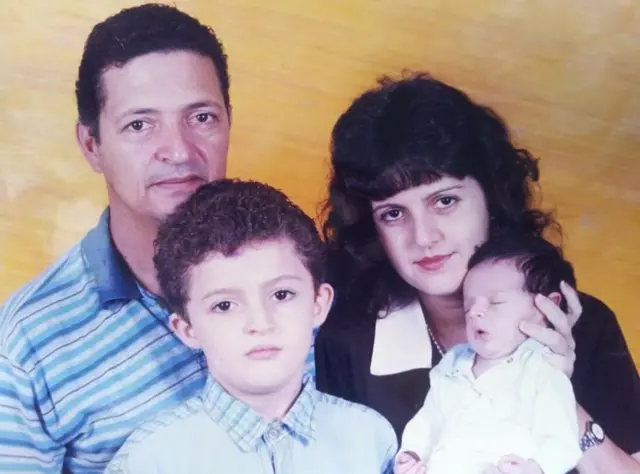 Enã Rezende com o pai e a mãe na infância