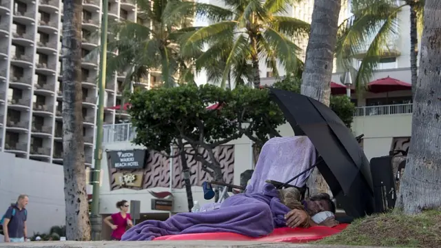 Homem sem-teto pertoluvabet oficialhotelluvabet oficialHonolulu, a capital do Havaí