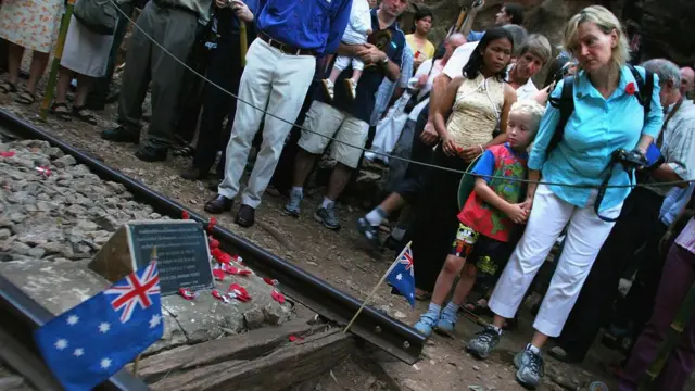 থাই-বার্মা রেললাইনটি দেখতে বহু পর্যটক আসেন।