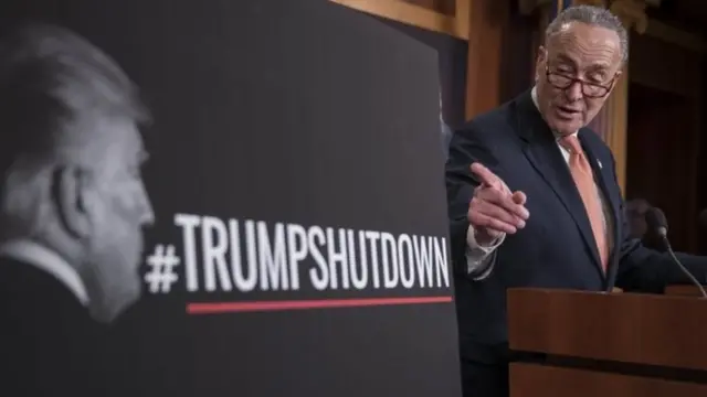 Nghị sỹ Dân chủ Chuck Schumer nói chuyện với các phóng viên hôm 20/1
