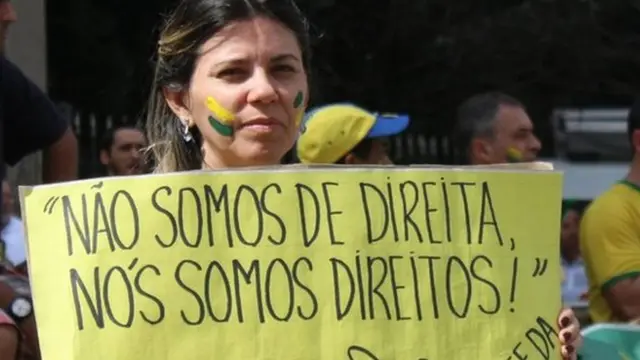 Manifestante com cartaz tenta se distanciar do rótulo de ser direita