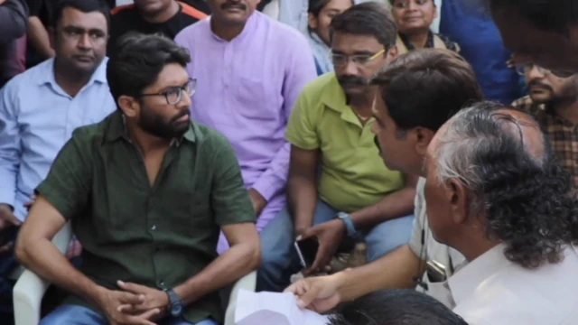 સ્થાનિક દલિતો સાથે જિજ્ઞેશ મેવાણી