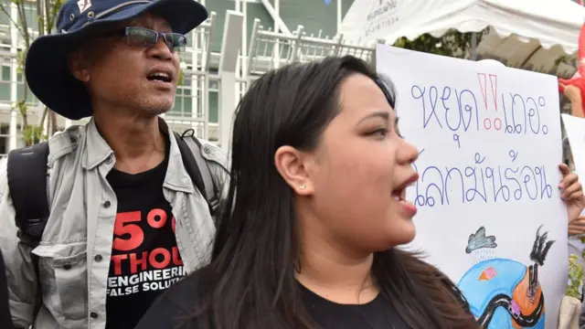 สาคร สงมา (ซ้าย) ผู้ประสานงาน Climate Watch Thailand