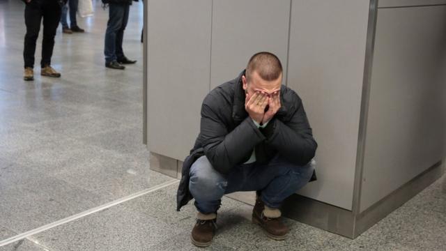 基辅鲍里斯波尔国际机场一名据信是PS752航班的家属蹲坐在地上掩面哭泣（8/1/2020）