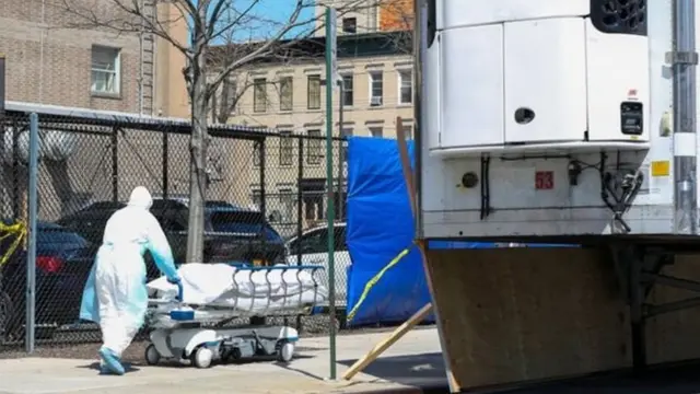 Jenazah disimpan di kamar mayat berbentuk mobil.