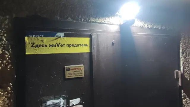 Двери подъезда, где живет Оксана Акмаева