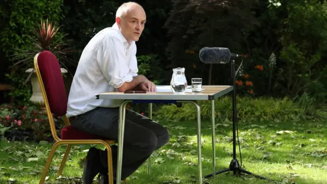 Dominic Cummings tient un presseur pour expliquer son action