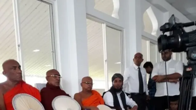 මුස්ලිම් ජනයාට සහයෝගය සහ ආරක්ෂාව සඳහා බෞද්ධ භික්ෂූන් මුස්ලිම් පල්ලියකට වැඩම කළ අවස්ථාවක්