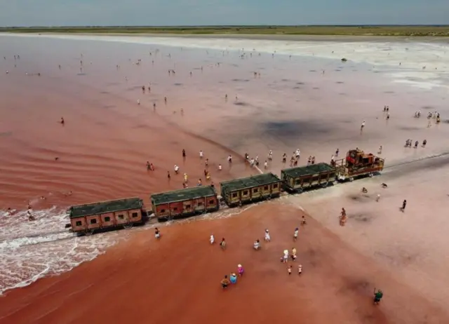 قطار يسير على قاع بحيرة بيرلنسكوي في منطقة ألتاي بروسيا والمعروفة بالخصائص العلاجية لمياهها.