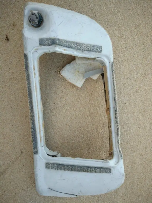 Pedaço de um possível destroço do MH370, assemelhando-se a uma moldura de janela