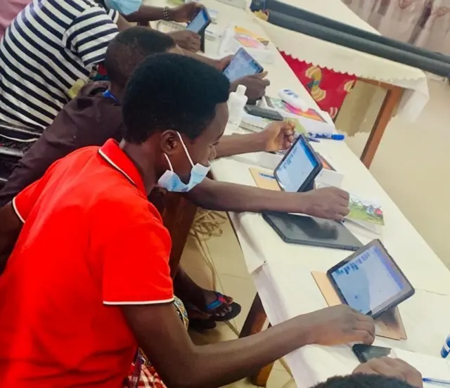 Baratoza abigeme coding, gukora za applications eka no kubakundisha ICTs