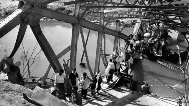 Палестинские беженцы покидают Западный берег Иордана (июнь 1967 года)