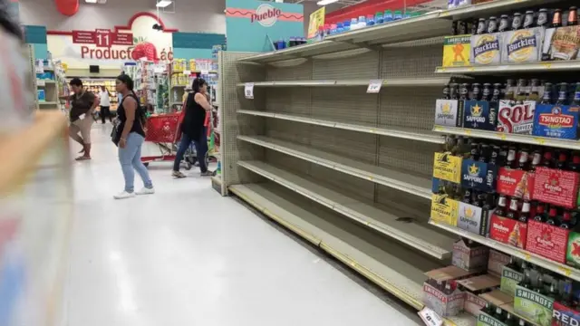 Watu wananunua bidhaa kwa wingi na kuelekea katika maeneo ya wazi