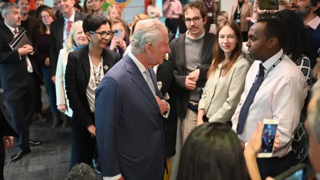 콘월 공작부인 찰스 왕세자와 카밀라는 런던의 BBC 월드 서비스 사무실에서 기자들에게 말한다