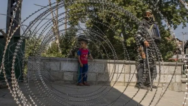 বড় শহরে এরকম কাঁটাতারের বেড়ার অনেকগুলোই সরিয়ে নেয়া হয়েছে