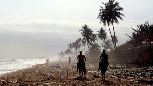 Des gens montent à cheval sur une plage à Abidjan, Côte d'Ivoire - mercredi juillet 2021