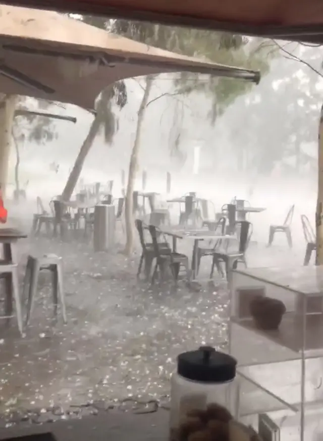 In this still image taken from video, hail falls in Canberra. 20 Jan - A wannan hoto da aka dauka daga wata bidiyo, ruwan kankara na sauka a Canberra, a ranar 20 ga watan Janairu