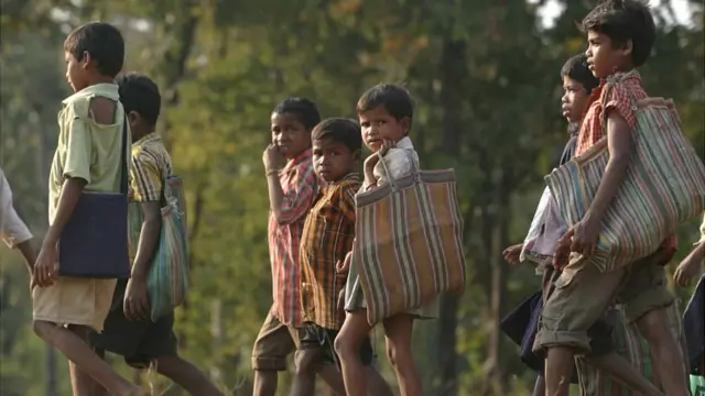 गांव में बच्चे