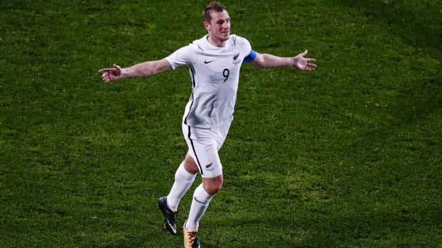 Chros Wood celebra un gol en 2017