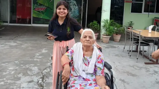 हर्षिता अपनी दादी के साथ.