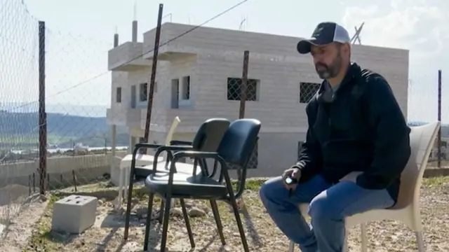 Fuad regarde son village palestinien