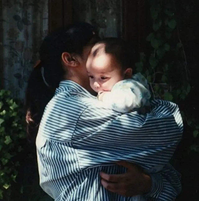 Una mujer con un bebé cargado