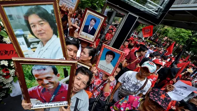 คนเสื้อแดงร่วมรำลึก 3 ปีเหตุการณ์สลายการชุมนุม นปช. เมื่อ 19 พ.ค. 2556 โดยแห่ภาพ 2 สื่อมวลชนที่เสียชีวิตในเหตุการณ์คือ นายฮิโรยูกิ มูราโมโตะ ช่างภาพสำนักข่าวรอยเตอร์ เสียชีวิตที่แยกคอกวัว และนายฟาบิโอ โปเลงกี ช่างภาพอิสระชาวอิตาลี เสียชีวิตที่สวนลุมพินี