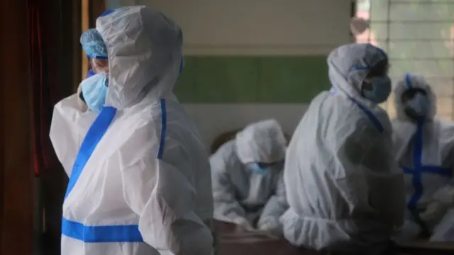 ঢাকার একটি হাসপাতালে করোনাভাইরাস চিকিৎসায় নিয়োজিত স্বাস্থ্যকর্মীরা