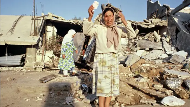 أم تبكي أمام الركام في مخيم صبرا 1982 في بيروت