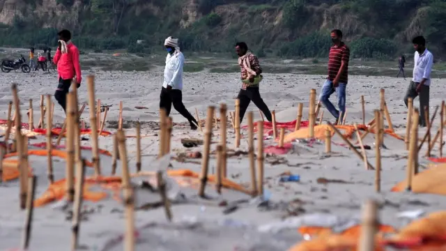 Kuburan di bantaran Sungai Gangga