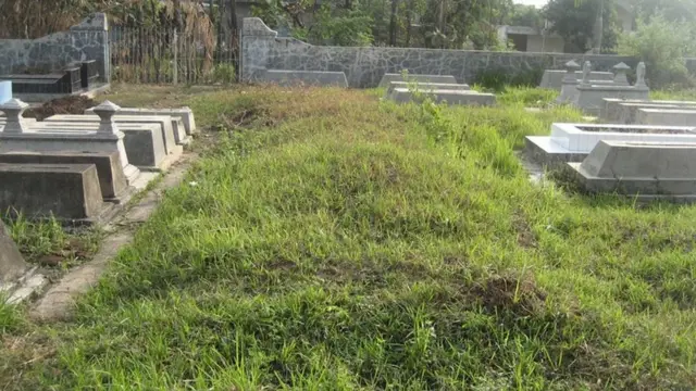 Kuburan Amir Syarifuddin dkk di Ngaliyan, Karanganyar.