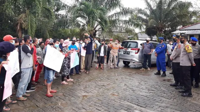 Sekelompok orang yang tergabung dalam Forum Nelayan Pecinta Teluk Kelabat Dalam melakukan demonstrasi menentang praktik pertambangan timah di wilayah laut mereka.