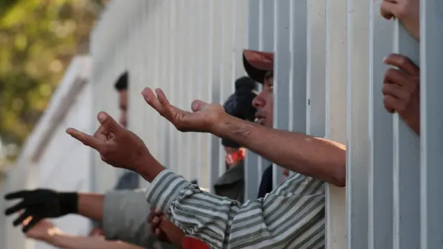 Orta Amerikalı onbinlerce göçmen sınırda