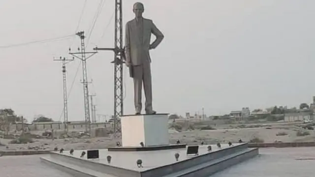 जिन्ना की मूर्ति