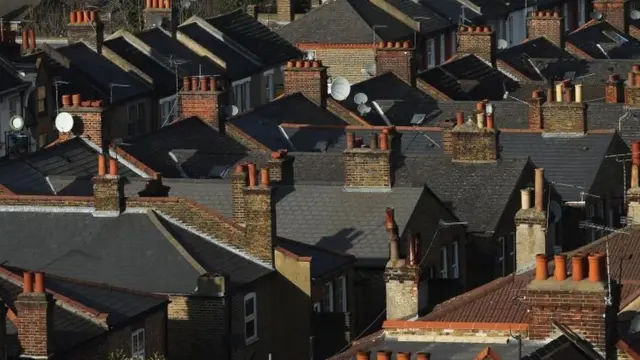 El encarecimiento del precio de la vivienda obliga a los jóvenes a buscar soluciones creativas para convertirse en propietarios.