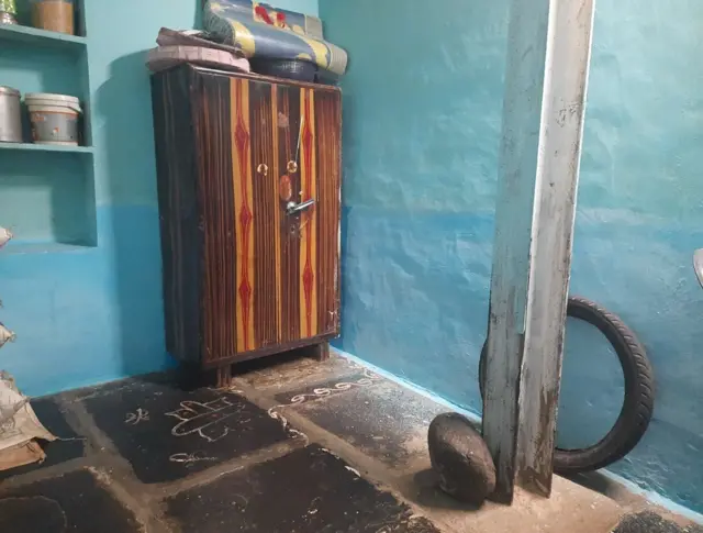 ఇంట్లో కరెంటు స్తంభం