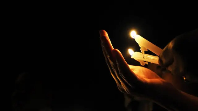 запалені свічки