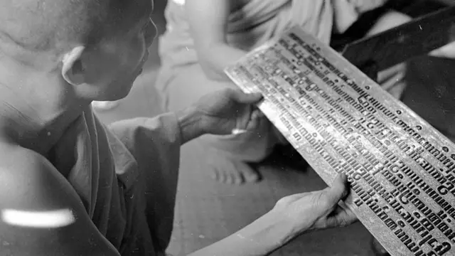 ရှေးဟောင်းပေစာဖတ်ရှုနေတဲ့ သံဃာတော်တပါး