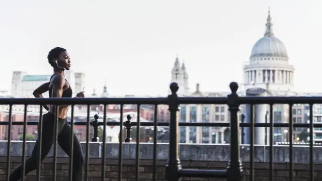 Женщина на пробежке в Лондоне