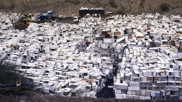 Vertedero con frigoríficos viejos