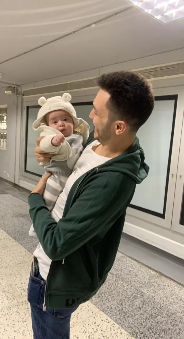 حسام الحموي يحتضن ابنه في مطار رفيق الحريري بيروت