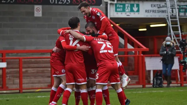 gol kutlayan crawley town futbolcuları
