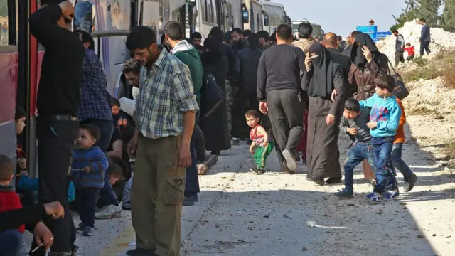 اعضای جیش الاسلام و خانواده‌هایشان بعد از "حمله شیمیایی" دوما، با حکومت سوریه توافق و غوطه شرقی را ترک کردند