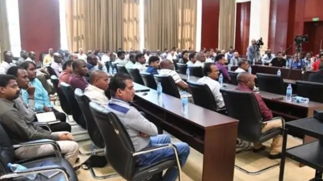 Wafanyabiashara wa korosho wakimsikiliza Rais Magufuli Septemba 28