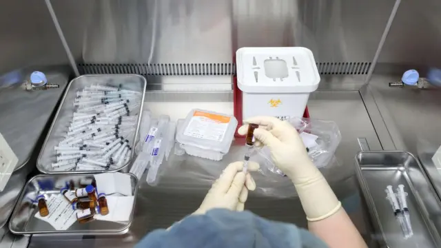 9일 서울 중구 국립중앙의료원 중앙예방접종센터에서 진행된 코로나19 백신 접종 모의훈련에서 조제간호사가 클린벤치를 이용해 주사를 소분 조제하고 있다