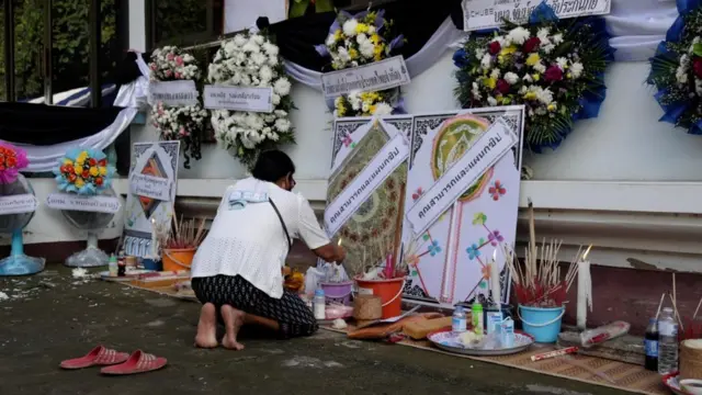 พวงพัน ปัดโคทานัง จุดธูปเคารพศพหลานรัก
