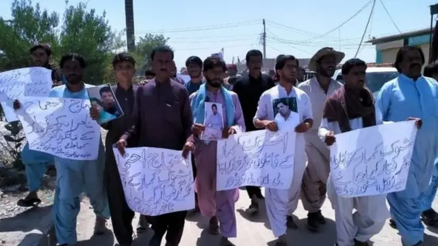 ઘણા દુકાનદારોને ત્યાં ફેંકવામાં આવ્યાં પૅમ્ફલેટ