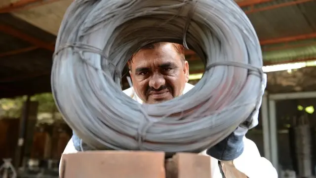 أسلاك ملفوفة مصنوعة من أشرطة الصلب الخردة في مصنع بالهند