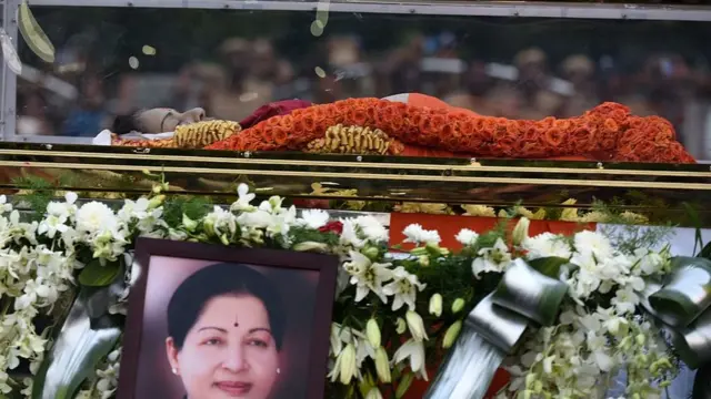ஜெயலலிதாவின் உடலை அடக்கம் செய்வதற்காக அவரது உடல் ராஜாஜி அரங்கத்திலிருந்து மெரினாவை நோக்கி எடுத்து செல்லப்படுகிறது.