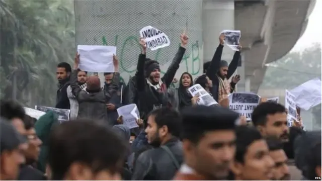 विरोध प्रदर्शन करते लोग